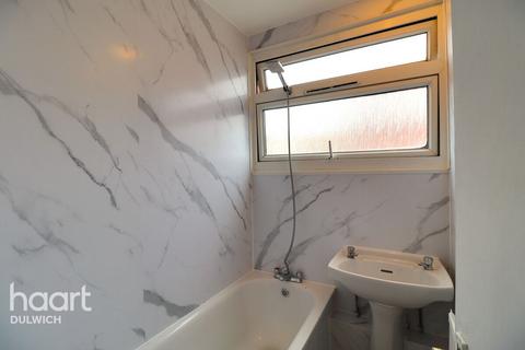 3 bedroom apartment to rent, Lympstone Gardens, LONDON