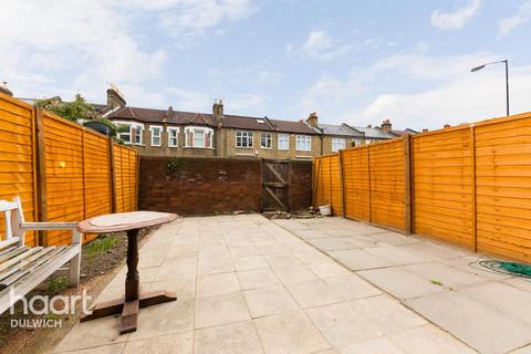 3 bedroom apartment to rent, Lympstone Gardens, LONDON