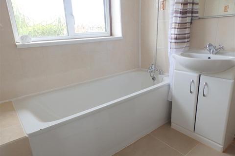 3 bedroom semi-detached house to rent, Princes Way, Ruislip