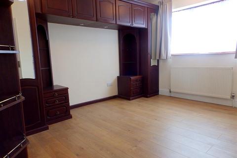 3 bedroom semi-detached house to rent, Princes Way, Ruislip
