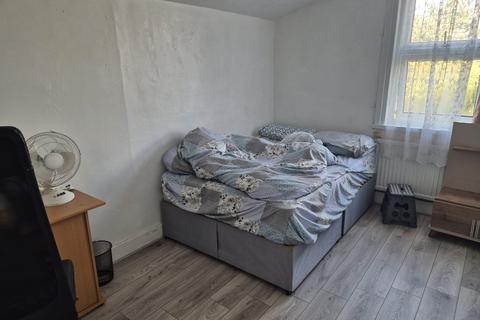 1 bedroom in a house share to rent, New City Road, London E13