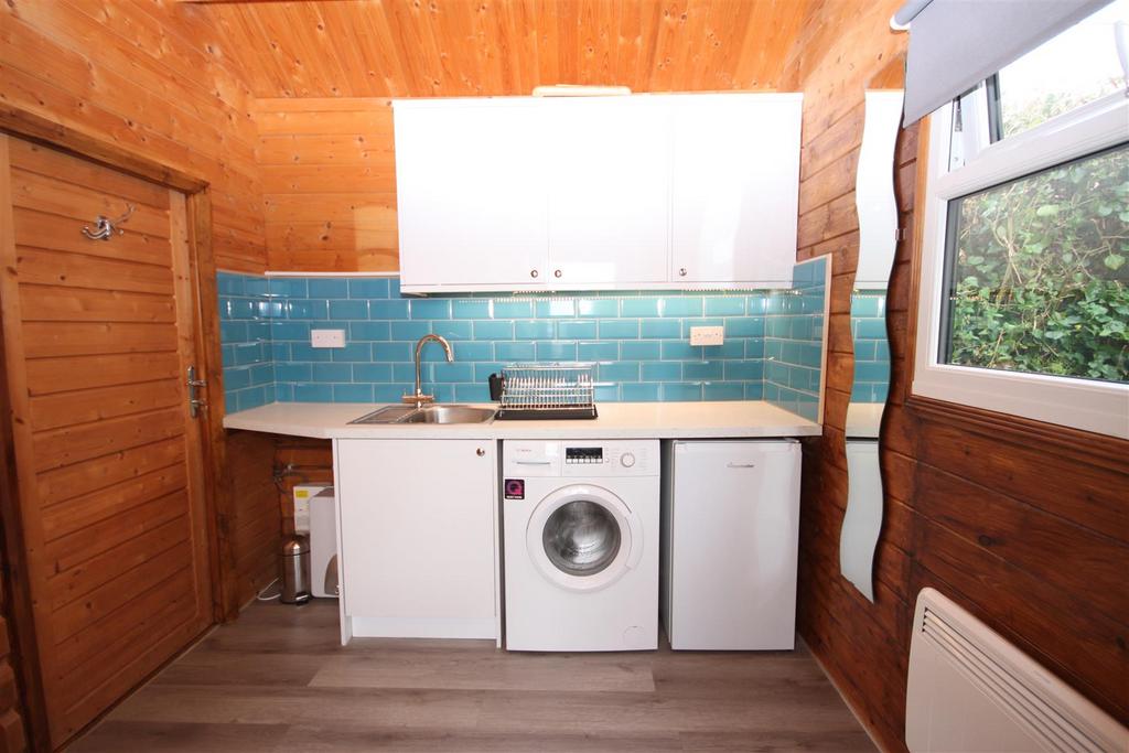 Kitchen 2 .JPG