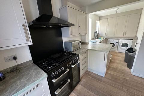 5 bedroom house to rent, Titup Hall Drive