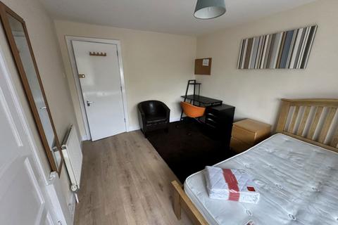 5 bedroom house to rent, Titup Hall Drive
