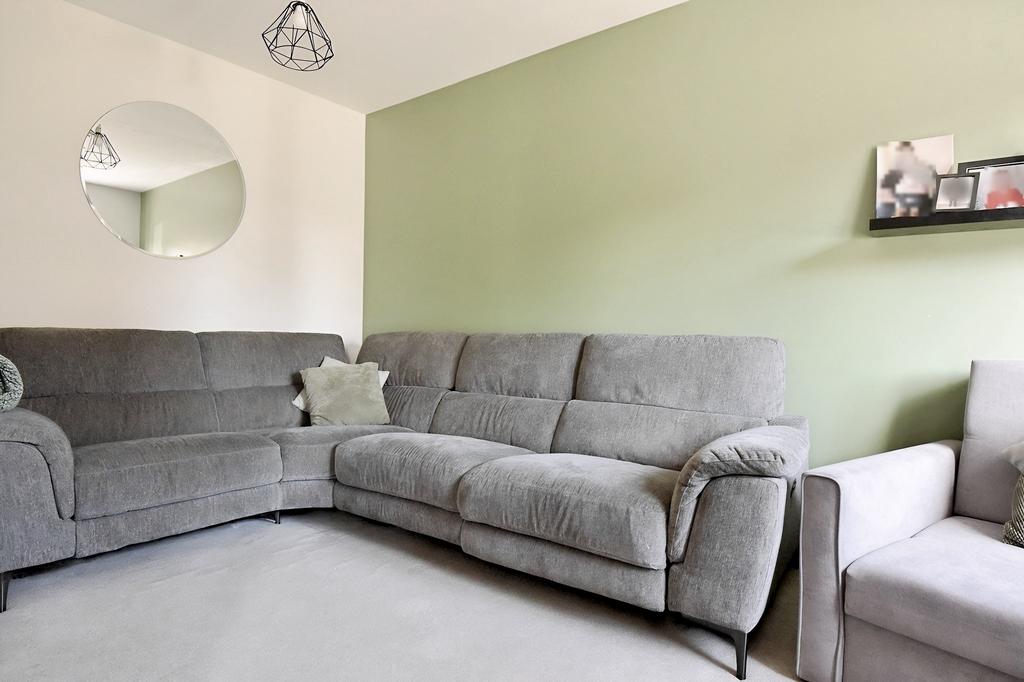 Lounge/ Downstairs Bedroom