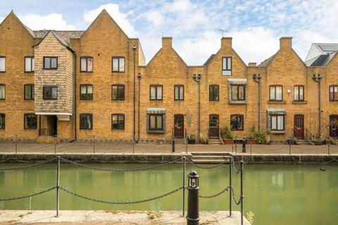 Waterman Way, London E1W