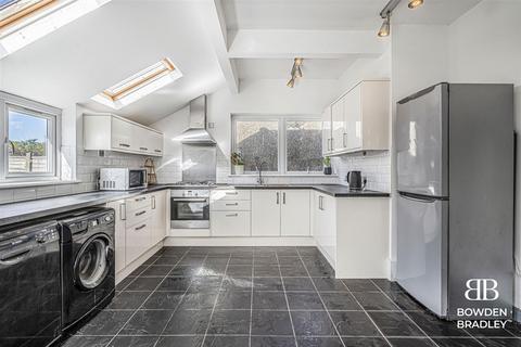 4 bedroom house for sale, Mayfair Avenue, Romford, RM6
