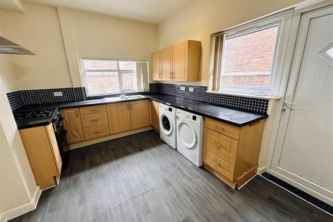 4 bedroom terraced house to rent, Great Western Street, Rusholme, Manchester