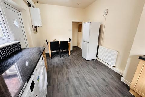 4 bedroom terraced house to rent, Great Western Street, Rusholme, Manchester