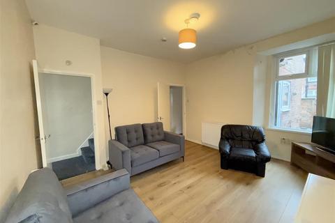 4 bedroom terraced house to rent, Great Western Street, Rusholme, Manchester