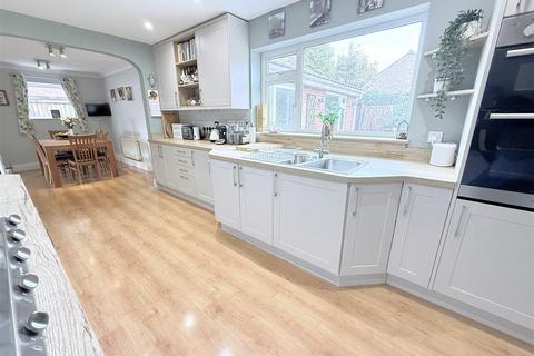 4 bedroom detached house for sale, Park Road, Barnstone