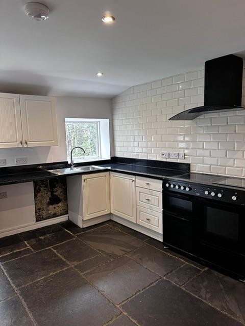 Kitchen 2.jpg