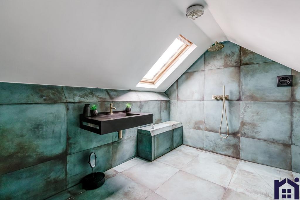 2nd floor bathroom