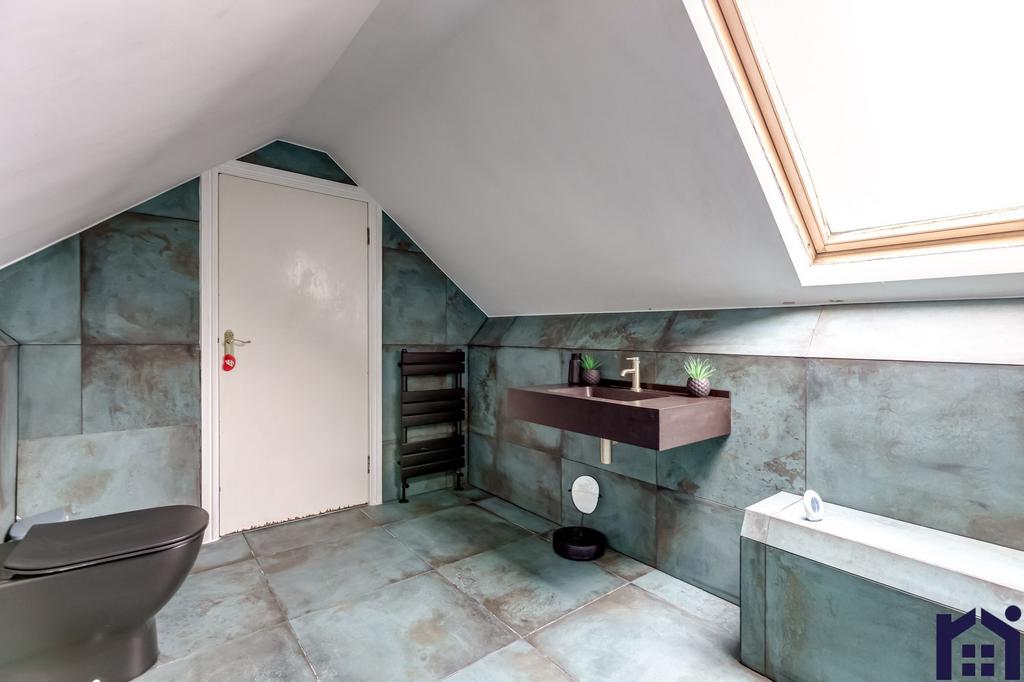 2nd floor bathroom