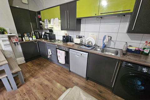 6 bedroom house to rent, Hyde Park Terrace, Leeds