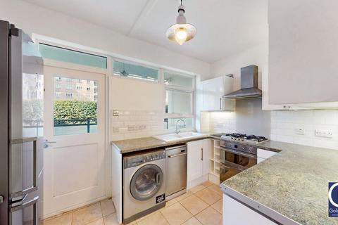 2 bedroom apartment to rent, Churchill Gardens, London, SW1V