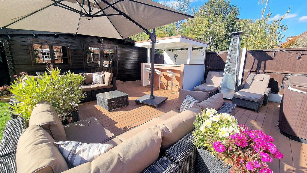 DECKING AREA TO GAMES ROOM.jpg