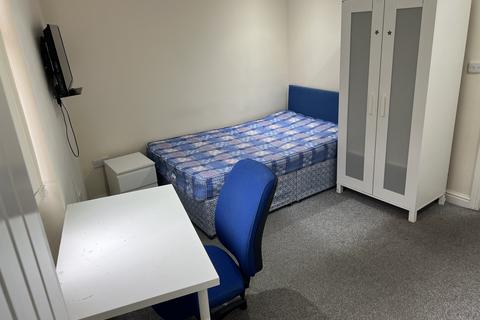 6 bedroom semi-detached house to rent, Nottingham NG7