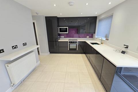 3 bedroom semi-detached house to rent, Kingston Road, Staines-Upon-Thames TW18