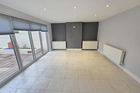 3 bedroom semi-detached house to rent, Kingston Road, Staines-Upon-Thames TW18