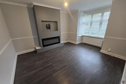 3 bedroom semi-detached house to rent, Kingston Road, Staines-Upon-Thames TW18