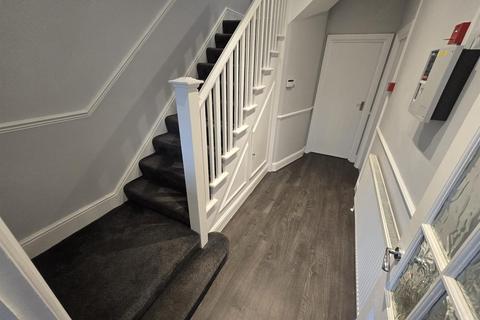 3 bedroom semi-detached house to rent, Kingston Road, Staines-Upon-Thames TW18