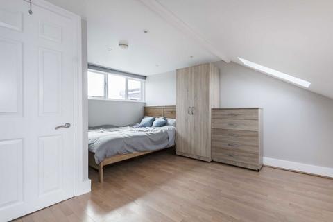 3 bedroom flat to rent, Southfield Road, London W4