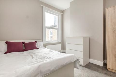 3 bedroom flat to rent, Southfield Road, London W4
