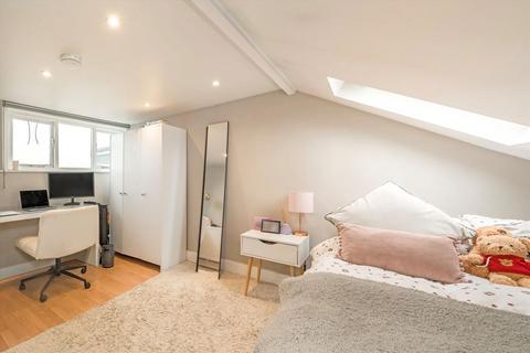 3 bedroom flat to rent, Southfield Road, London W4