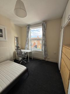 4 bedroom end of terrace house to rent, Nottingham NG7