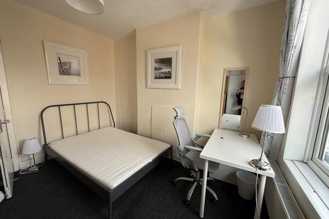 4 bedroom end of terrace house to rent, Nottingham NG7