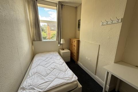 4 bedroom end of terrace house to rent, Nottingham NG7