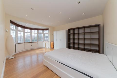 3 bedroom flat for sale, Watford Way, Mill Hill