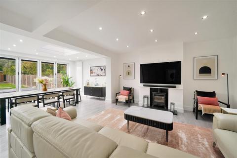 5 bedroom semi-detached house to rent, Edwards Avenue, Ruislip