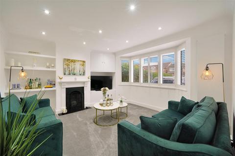 5 bedroom semi-detached house to rent, Edwards Avenue, Ruislip