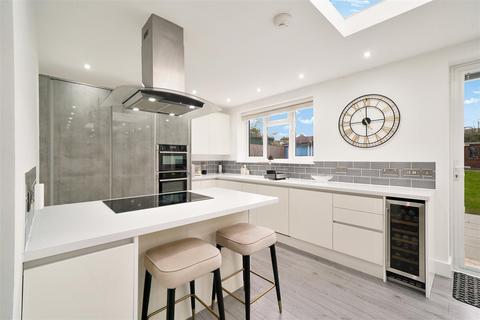 5 bedroom semi-detached house to rent, Edwards Avenue, Ruislip