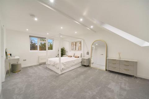 5 bedroom semi-detached house to rent, Edwards Avenue, Ruislip