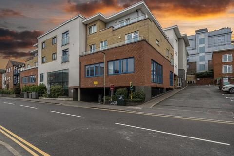 2 bedroom flat for sale, Walnut Tree Close, Guildford, GU1