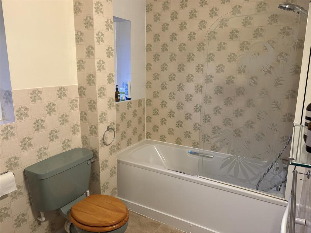 Bathroom 1.jpg