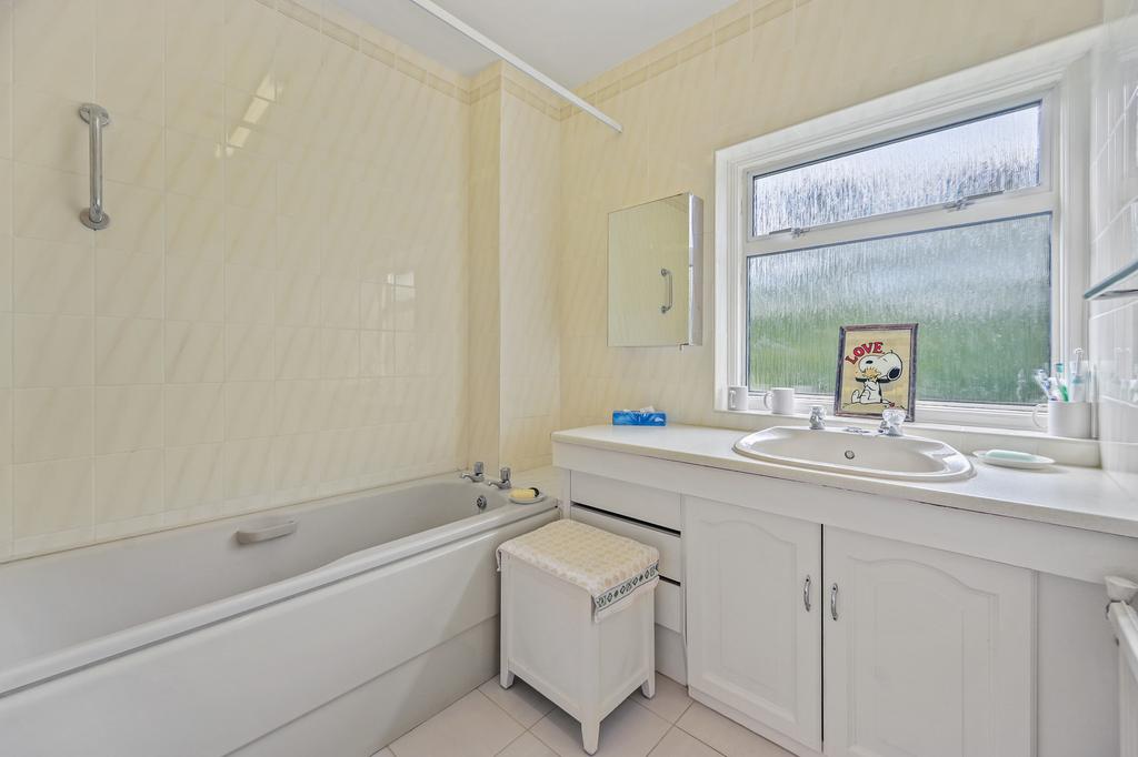RCCA-  35 grendon gardens- bathroom 3 (1)