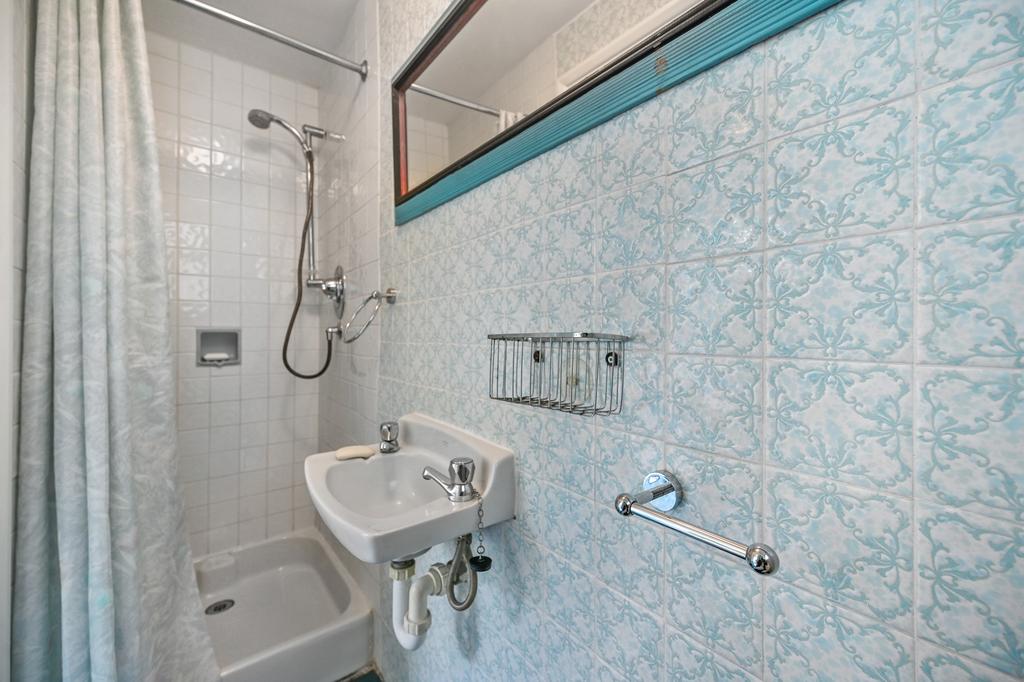RCCA-  35 grendon gardens- shower1 (1)