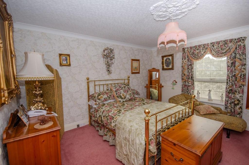 Bedroom 1 pic 2.jpg