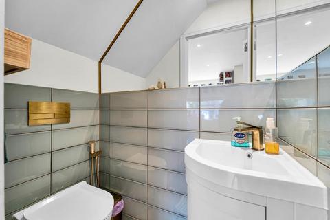 15 Aspen Close, London, W5 4YG