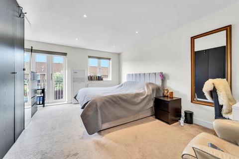 15 Aspen Close, London, W5 4YG