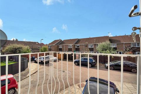 15 Aspen Close, London, W5 4YG