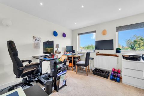 15 Aspen Close, London, W5 4YG