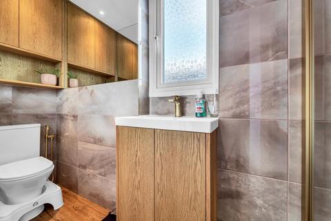 15 Aspen Close, London, W5 4YG