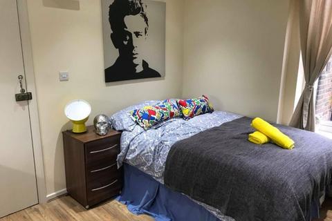 Studio to rent, High Road