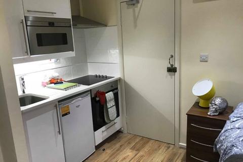Studio to rent, High Road