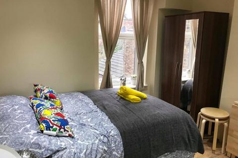 Studio to rent, High Road